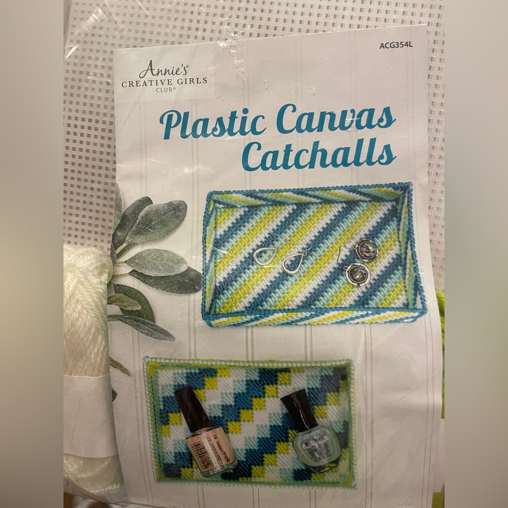 Annie's Plastic Canvas Catchalls craft Kit